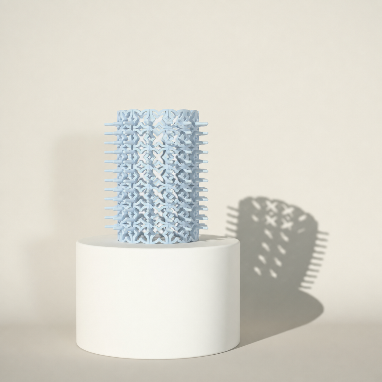 Crazy Curler Baby Blue sur un piédestal blanc